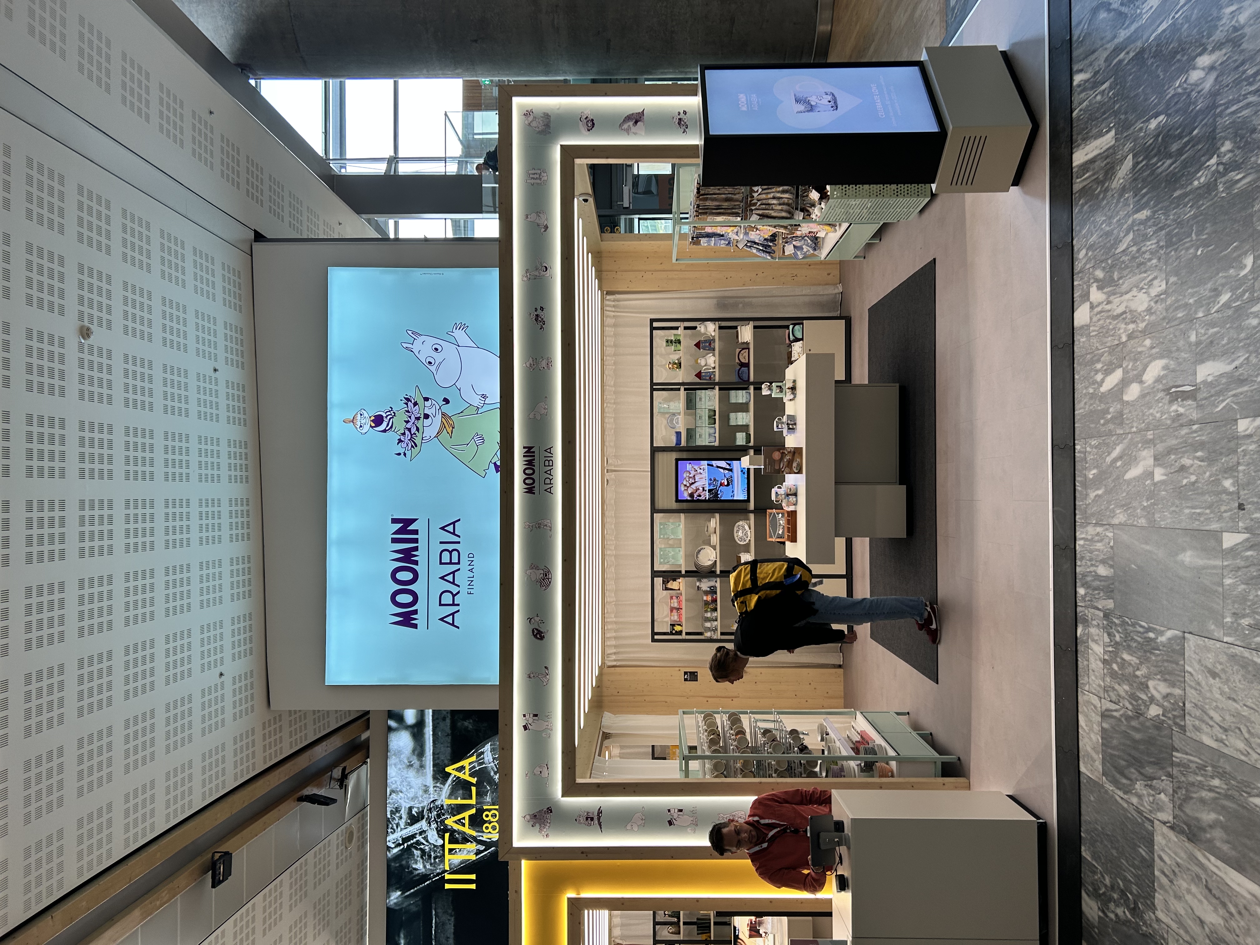 Mummi Arabia pop-up-butikk i et kjøpesenter med utstillinger av Mummi-produkter, inkludert keramikk og suvenirer, i en moderne innredning