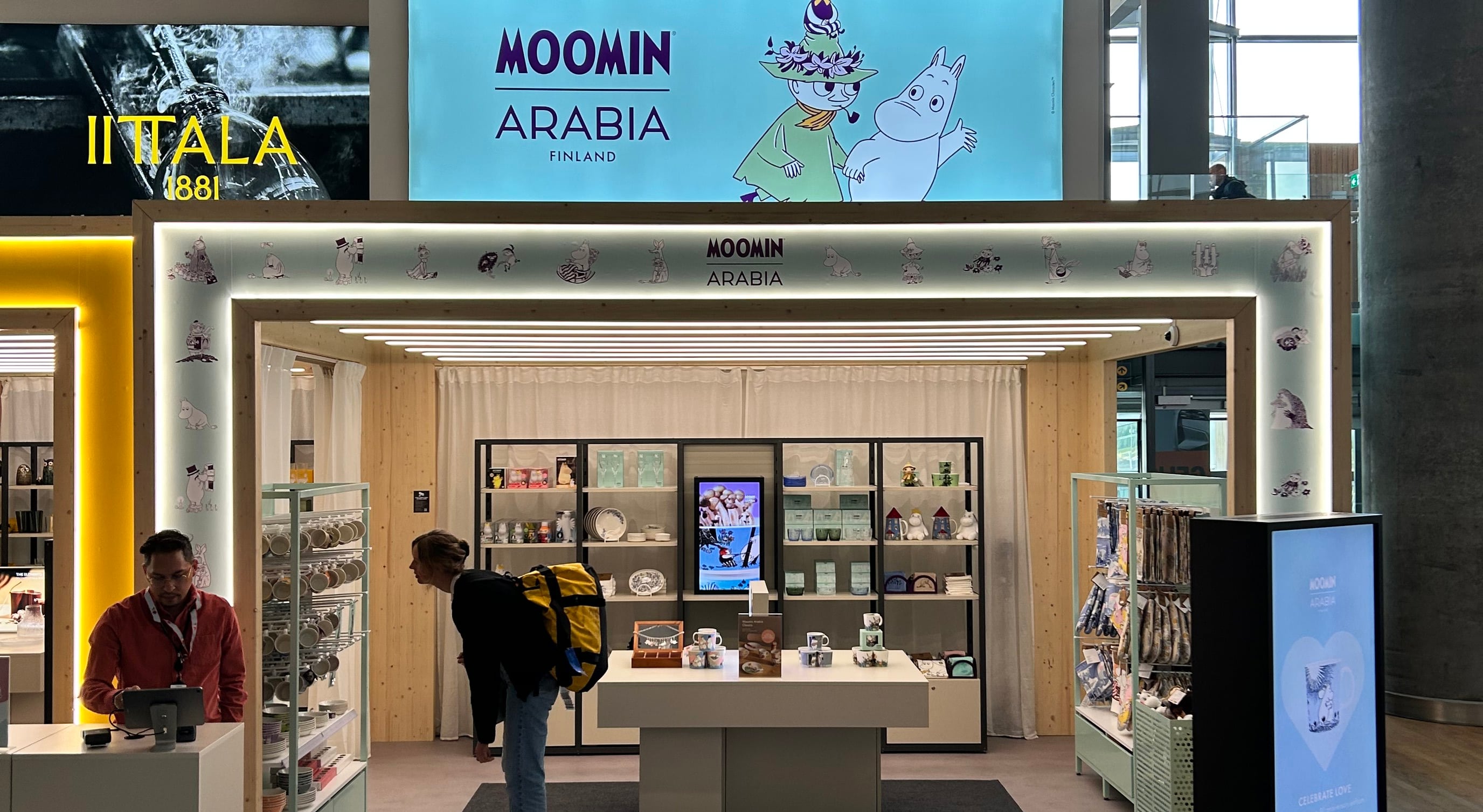 Mummi Arabia pop-up-butikk i et kjøpesenter med utstillinger av Mummi-produkter, inkludert keramikk og suvenirer, i en moderne innredning