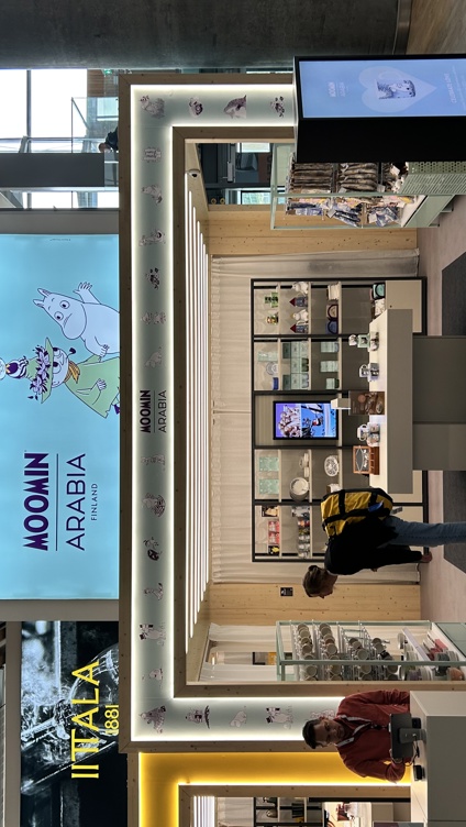 Mummi Arabia pop-up-butikk i et kjøpesenter med utstillinger av Mummi-produkter, inkludert keramikk og suvenirer, i en moderne innredning