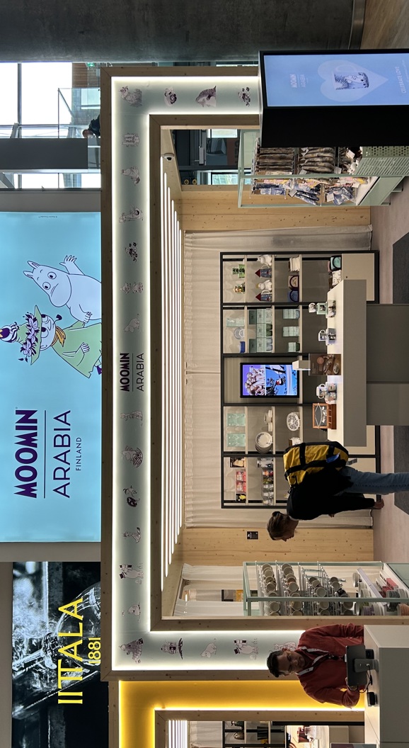 Mummi Arabia pop-up-butikk i et kjøpesenter med utstillinger av Mummi-produkter, inkludert keramikk og suvenirer, i en moderne innredning