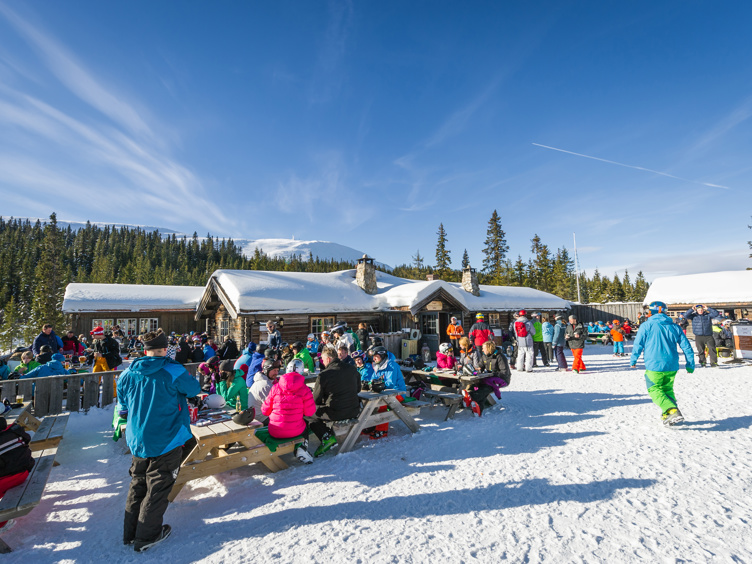 Alpinanlegg med masse folk i Trysil. Foto: Ola Matsson