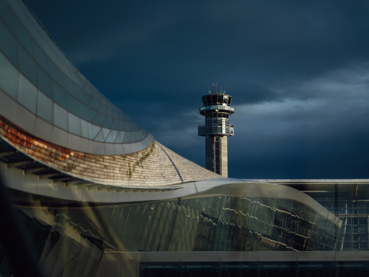 Flyplass Oslo lufthavn med arkietektur fra terminalbygningen i forgrunnen